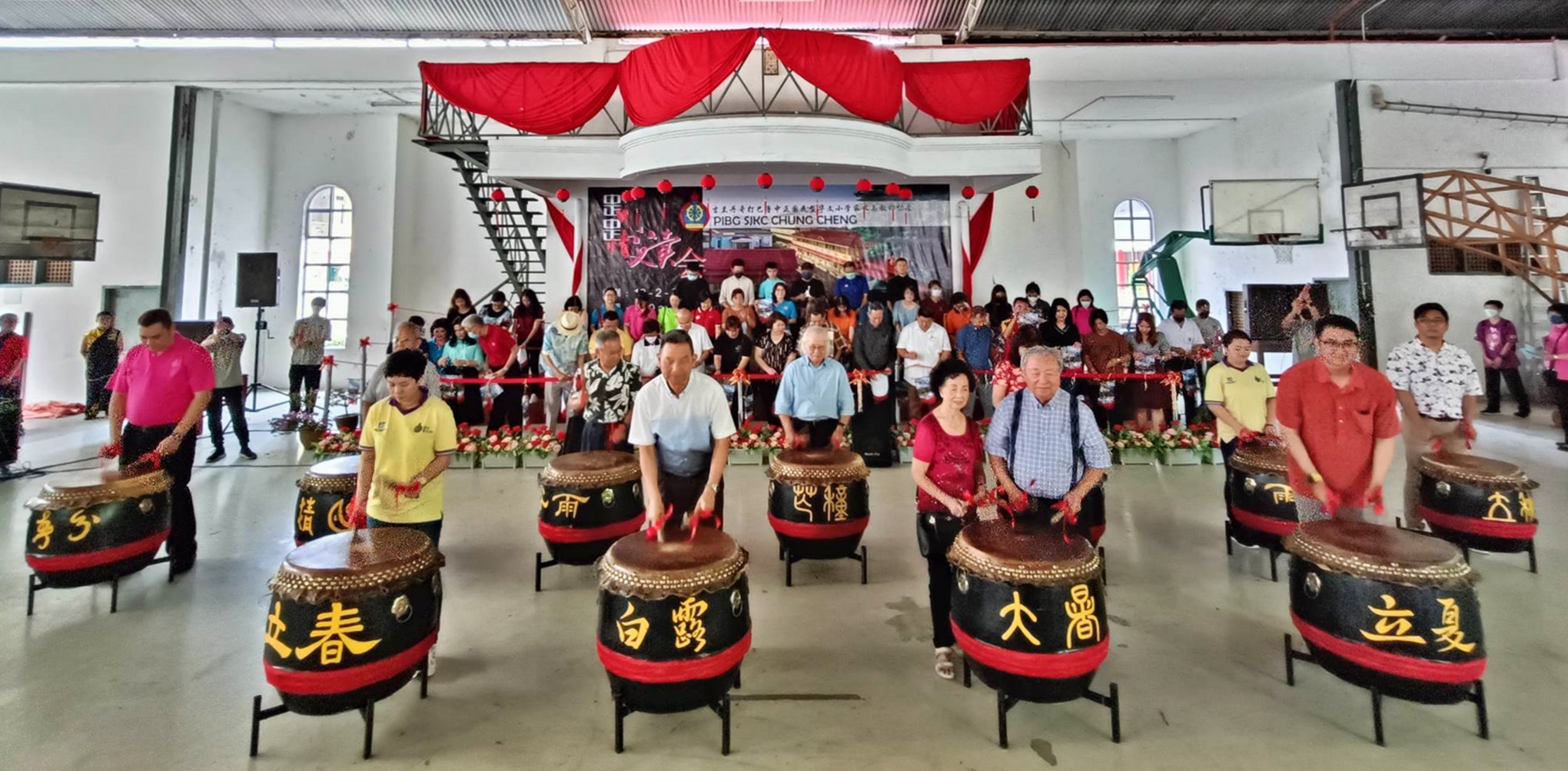 东:哥打峇鲁中正华小家教协会今天举行的“中正心,中正情”义卖会暨三人篮球赛,以筹募8万令吉的家教协会活动基金,作为校内各项学术比赛及活动的开销。义卖会成功突破目标,并筹到10万令吉。