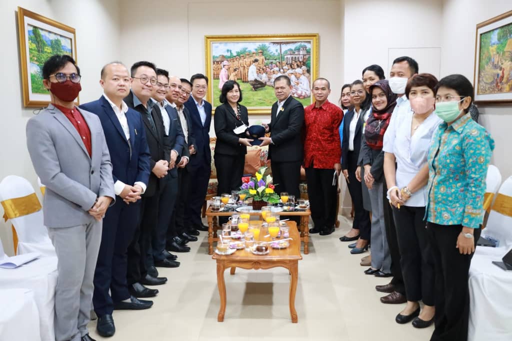 东:在泰国驻吉兰丹州领事馆的安排下,吉兰丹中华总商会一行人到泰南考察取经,并延续此行收获颇丰的成果,将在今年内策划举办双边商家对接活动,振兴丹泰经贸往来。