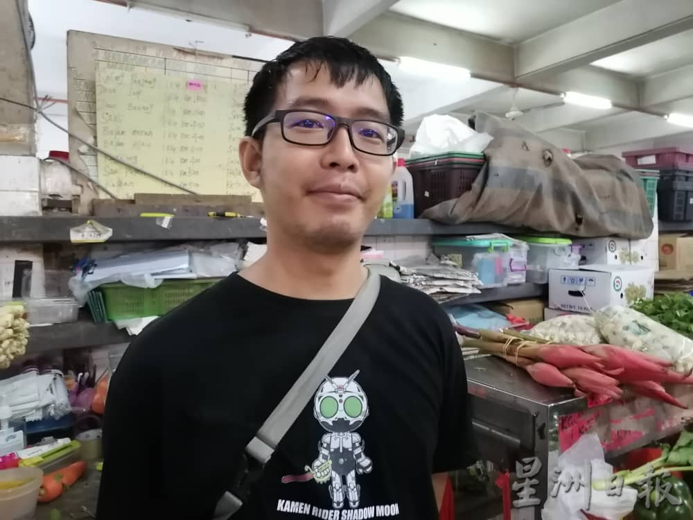 大雨频密少出门,大巴刹人潮冷清生意减30%。