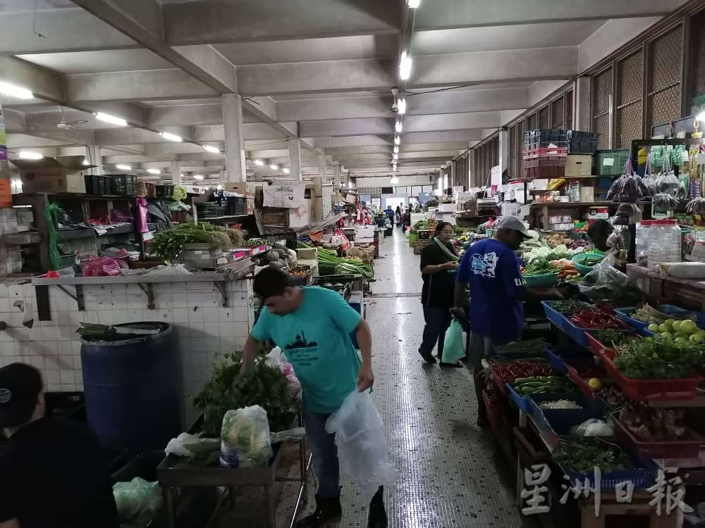 大雨频密少出门,大巴刹人潮冷清生意减30%。