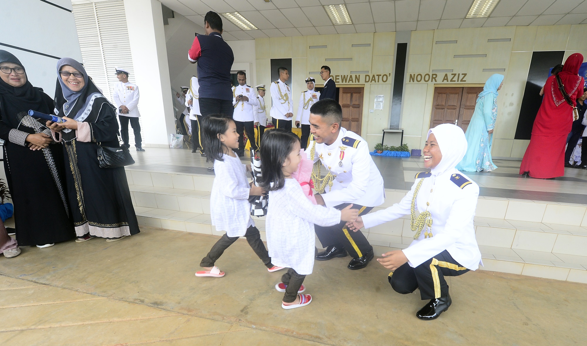 东:妻子仰慕丈夫的职业 投身海事执法成最佳女学员