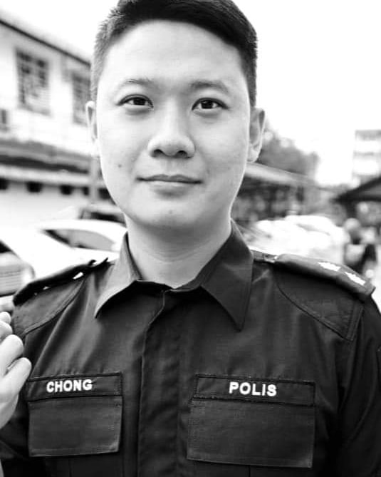 东:来自丹州道北警区总部的1名华裔刑事调查官,昨天午夜驾车回家,车子在该县华卡金失控翻覆,当场丧生。