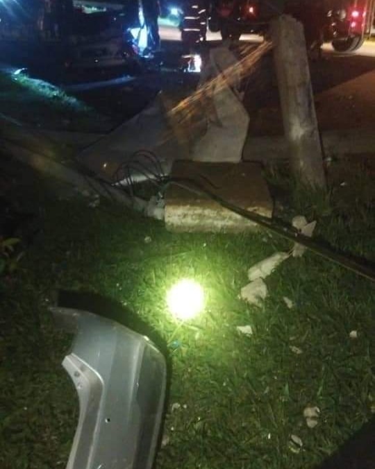 东:来自丹州道北警区总部的1名华裔刑事调查官,昨天午夜驾车回家,车子在该县华卡金失控翻覆,当场丧生。