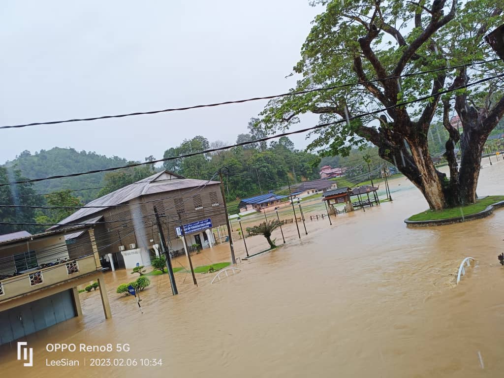 东:林明水灾,雨势时大时小,关丹往返道路中断。