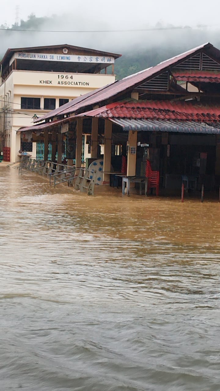 东:林明水灾,雨势时大时小,关丹往返道路中断。