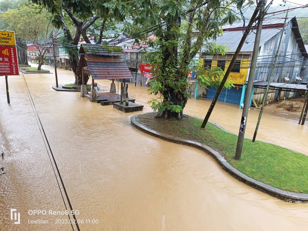 东:林明水灾,雨势时大时小,关丹往返道路中断。