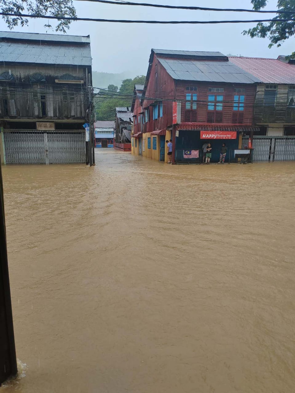 东:林明水灾,雨势时大时小,关丹往返道路中断。