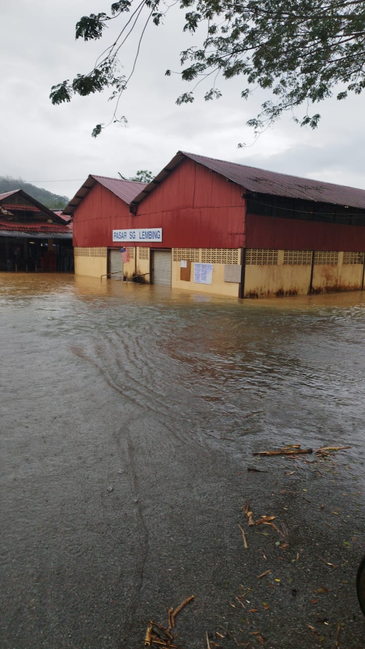 东:林明水灾,雨势时大时小,关丹往返道路中断。