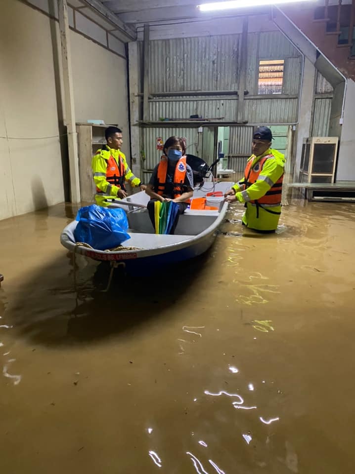 东:林明水灾,雨势时大时小,关丹往返道路中断。