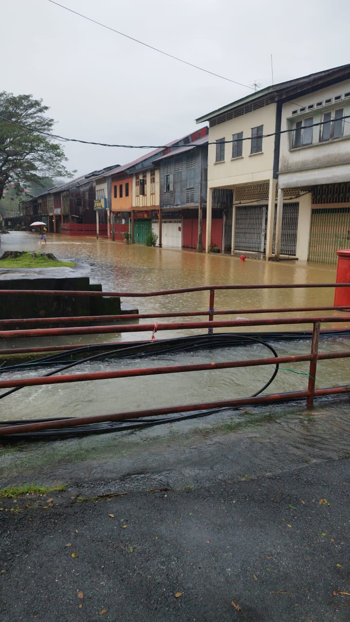 东：林明水灾，雨势时大时小，关丹往返道路中断。
