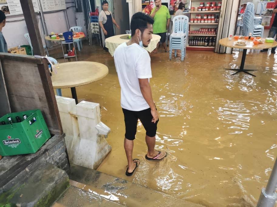 东：武吉丁宜山洪爆发