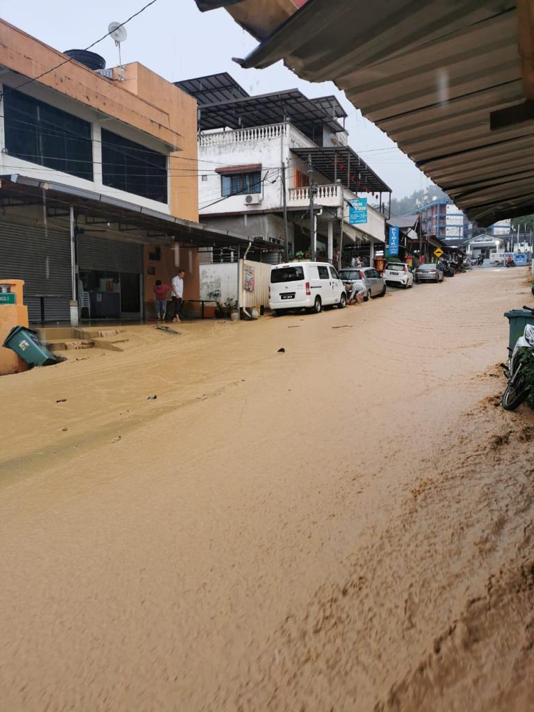 东：武吉丁宜山洪爆发