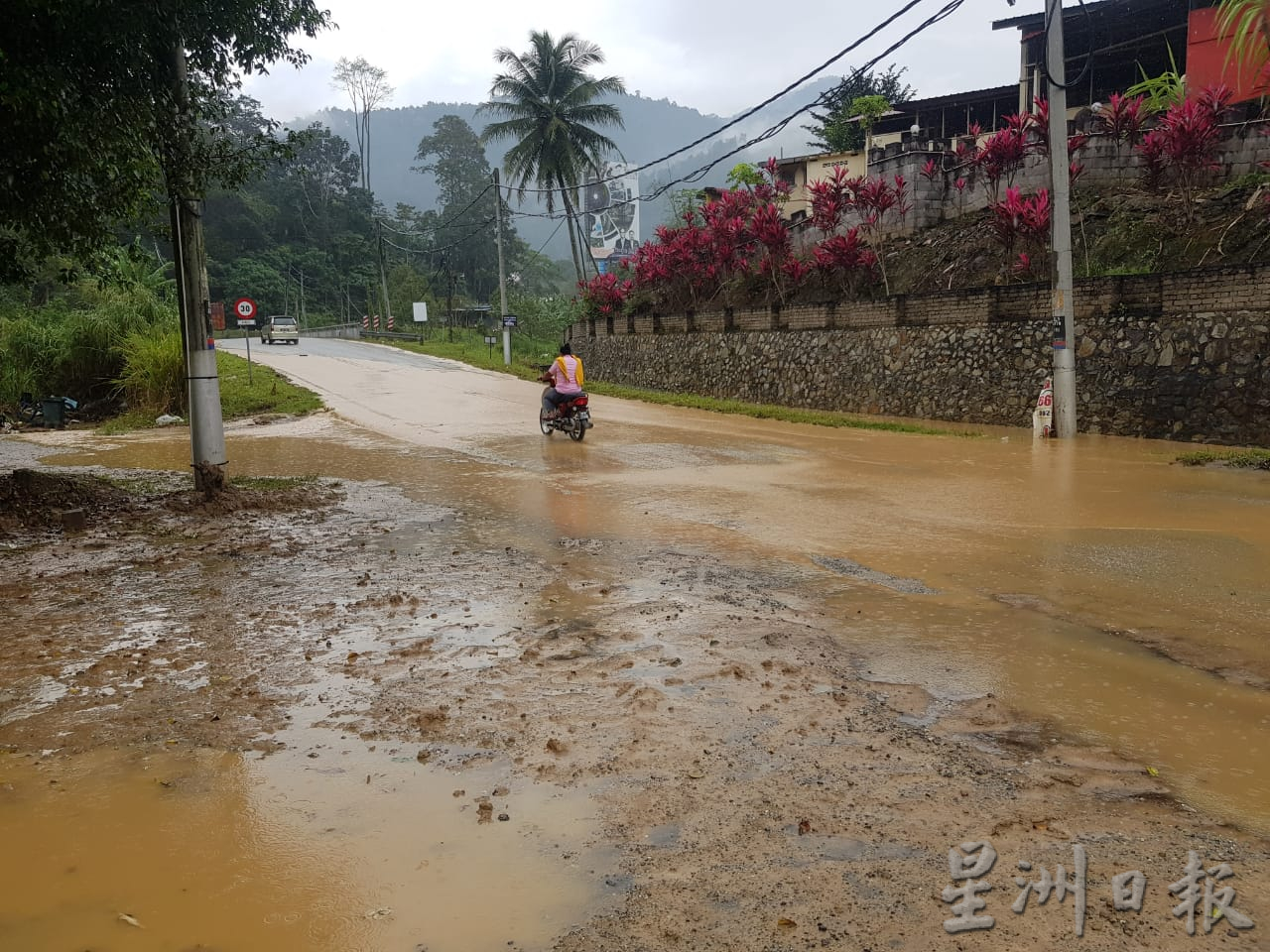 东:武吉丁宜黄泥水又溢出马路
