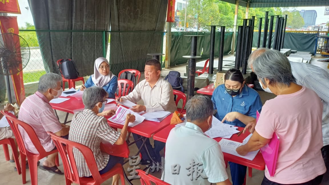 东:沈春祥协助关丹新村村民填临时地契申请表格