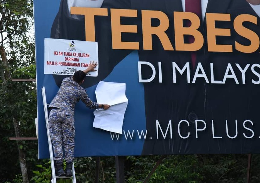东:淡马鲁市议会执法组连同执照组、东海岸大道管理公司(Anih Bread)等单位人员,昨午在大道针对非法广告牌展开联合取缔行动。