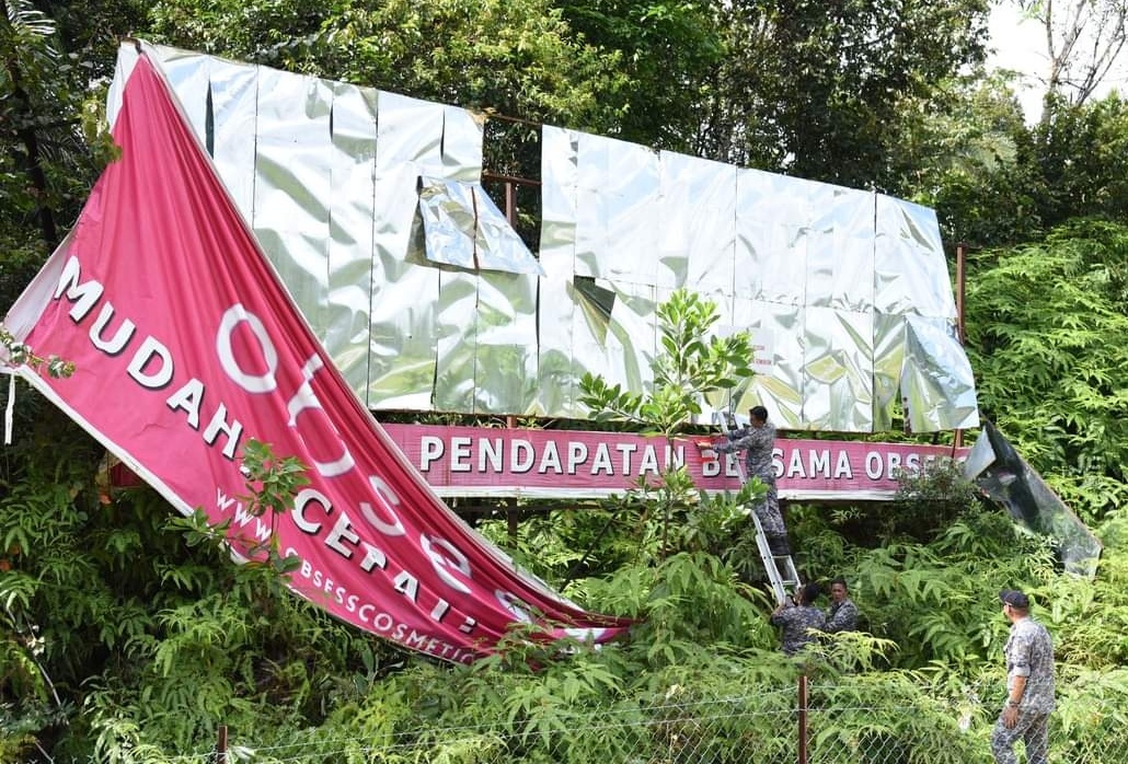 东:淡马鲁市议会执法组连同执照组、东海岸大道管理公司(Anih Bread)等单位人员,昨午在大道针对非法广告牌展开联合取缔行动。