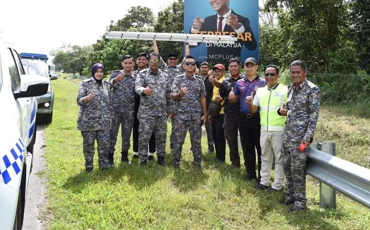 东:淡马鲁市议会执法组连同执照组、东海岸大道管理公司(Anih Bread)等单位人员,昨午在大道针对非法广告牌展开联合取缔行动。