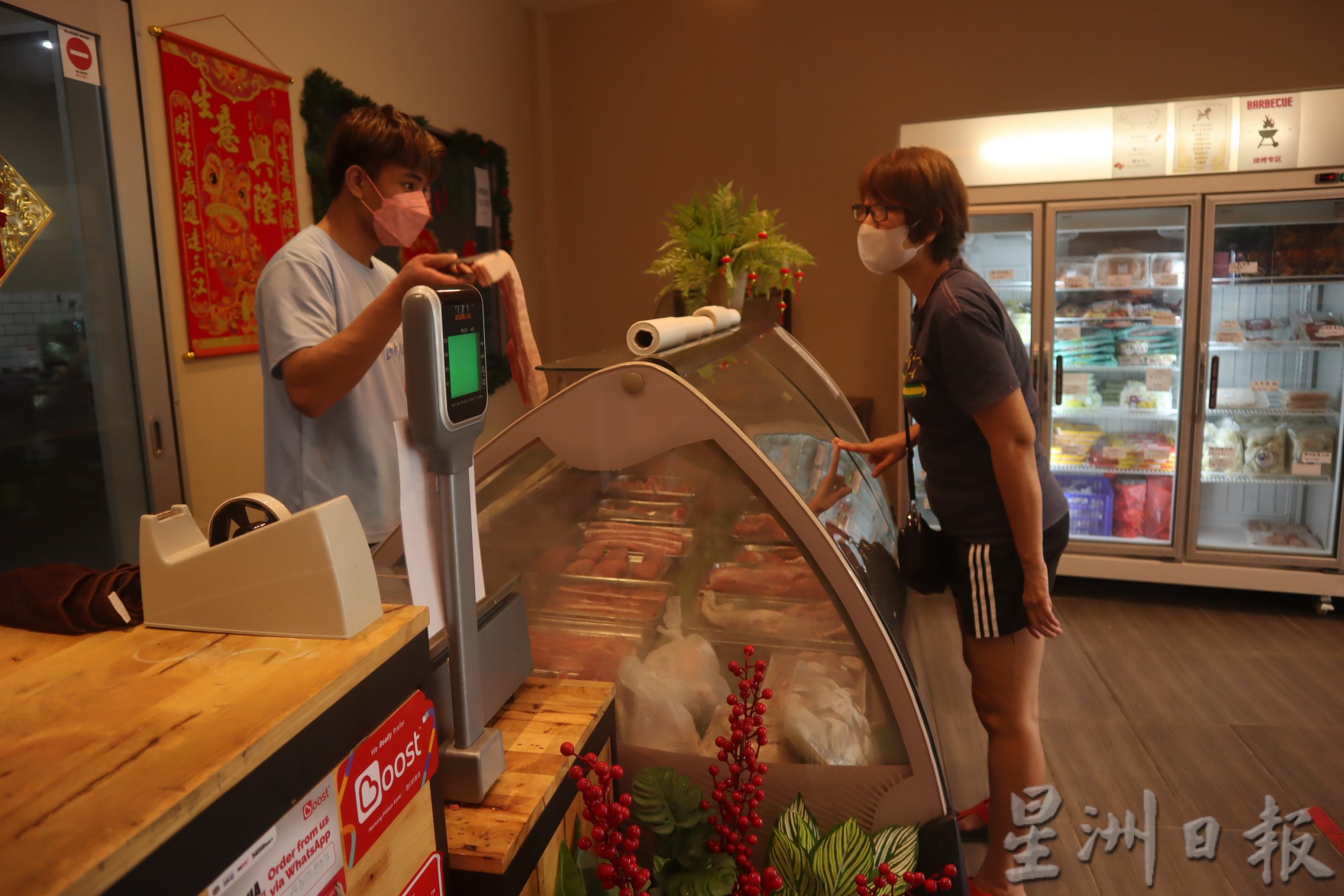 东:猪肉受猪瘟、高价及农历新年后影响,销量放慢,业者披露销量也下跌了30至40%,并希望政府能够提振经济,让民众不再面对高物价的影响。