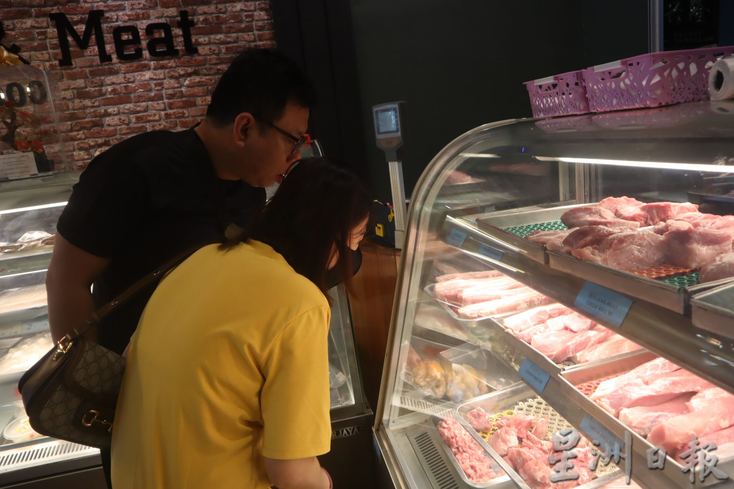 东:猪肉受猪瘟、高价及农历新年后影响,销量放慢,业者披露销量也下跌了30至40%,并希望政府能够提振经济,让民众不再面对高物价的影响。
