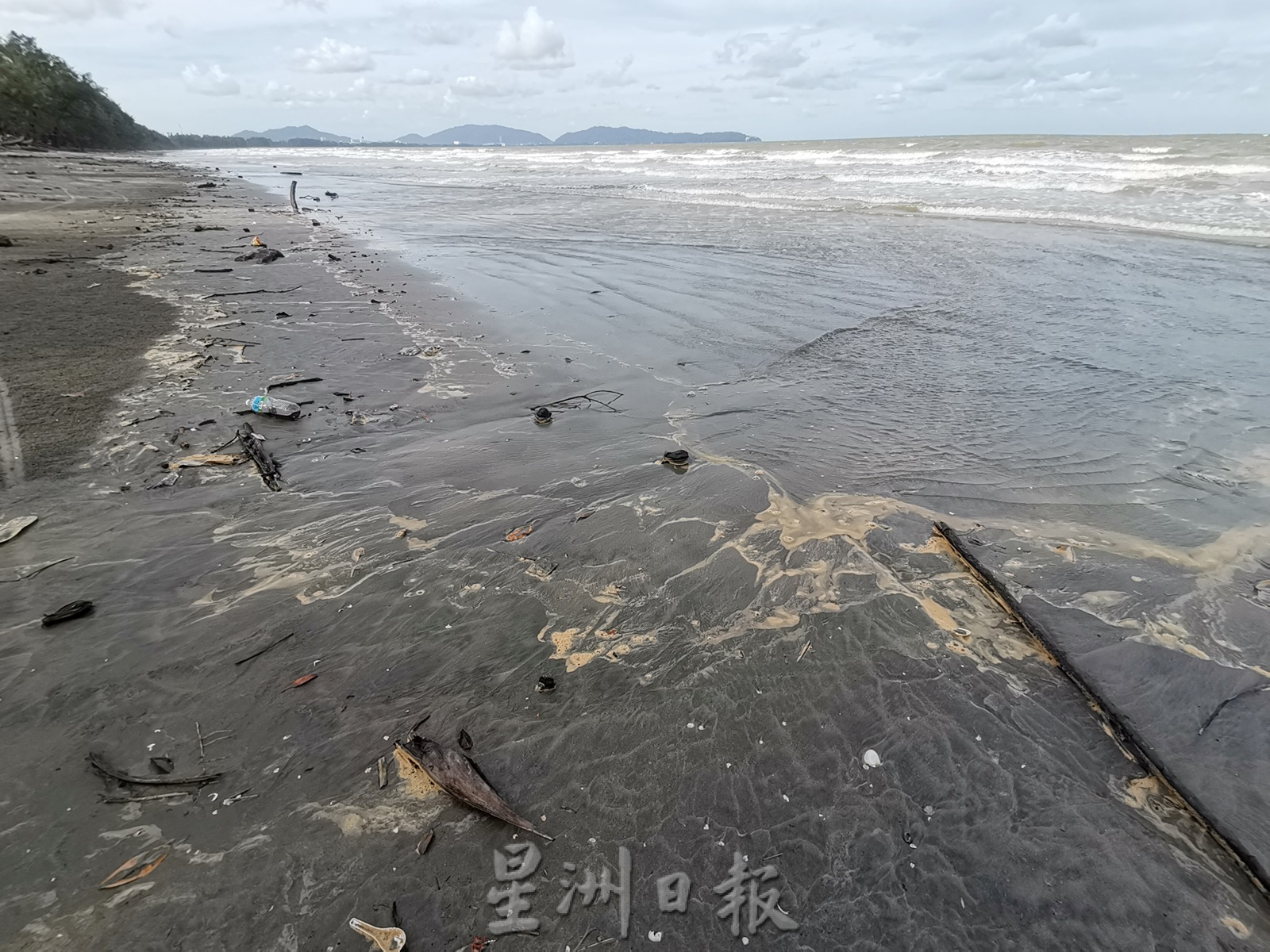 东:珍巴卡海滩垃圾处处