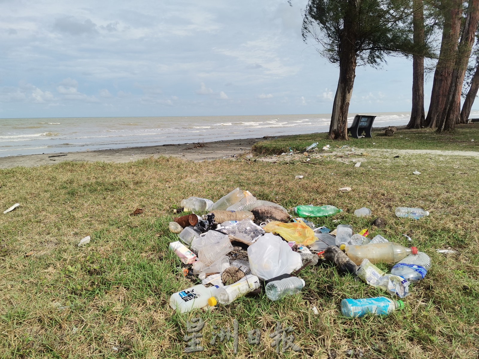 东:珍巴卡海滩垃圾处处