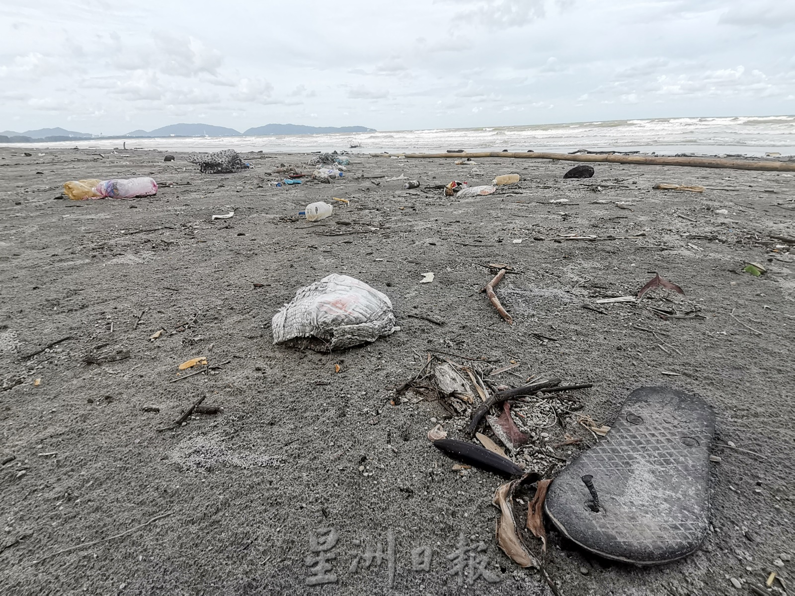 东:珍巴卡海滩垃圾处处