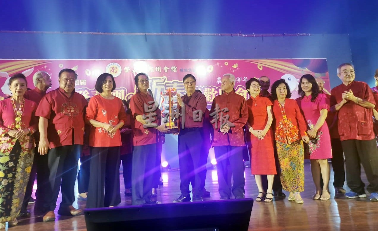 东：瓜登华团新春联欢晚宴复办，24个华团联手精心筹办，在晚宴上带来丰富多彩的文艺表演，让大家欢乐庆新年