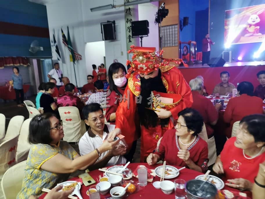 东：瓜登华团新春联欢晚宴复办，24个华团联手精心筹办，在晚宴上带来丰富多彩的文艺表演，让大家欢乐庆新年