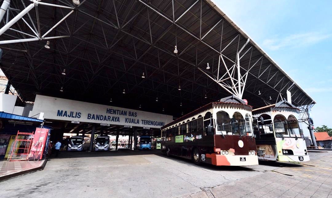 东:瓜登市政厅向登州子公司TESDEC绿色能源私人有限公司购买 太阳能系统,率先在市政厅7座建筑物安装太阳能板。