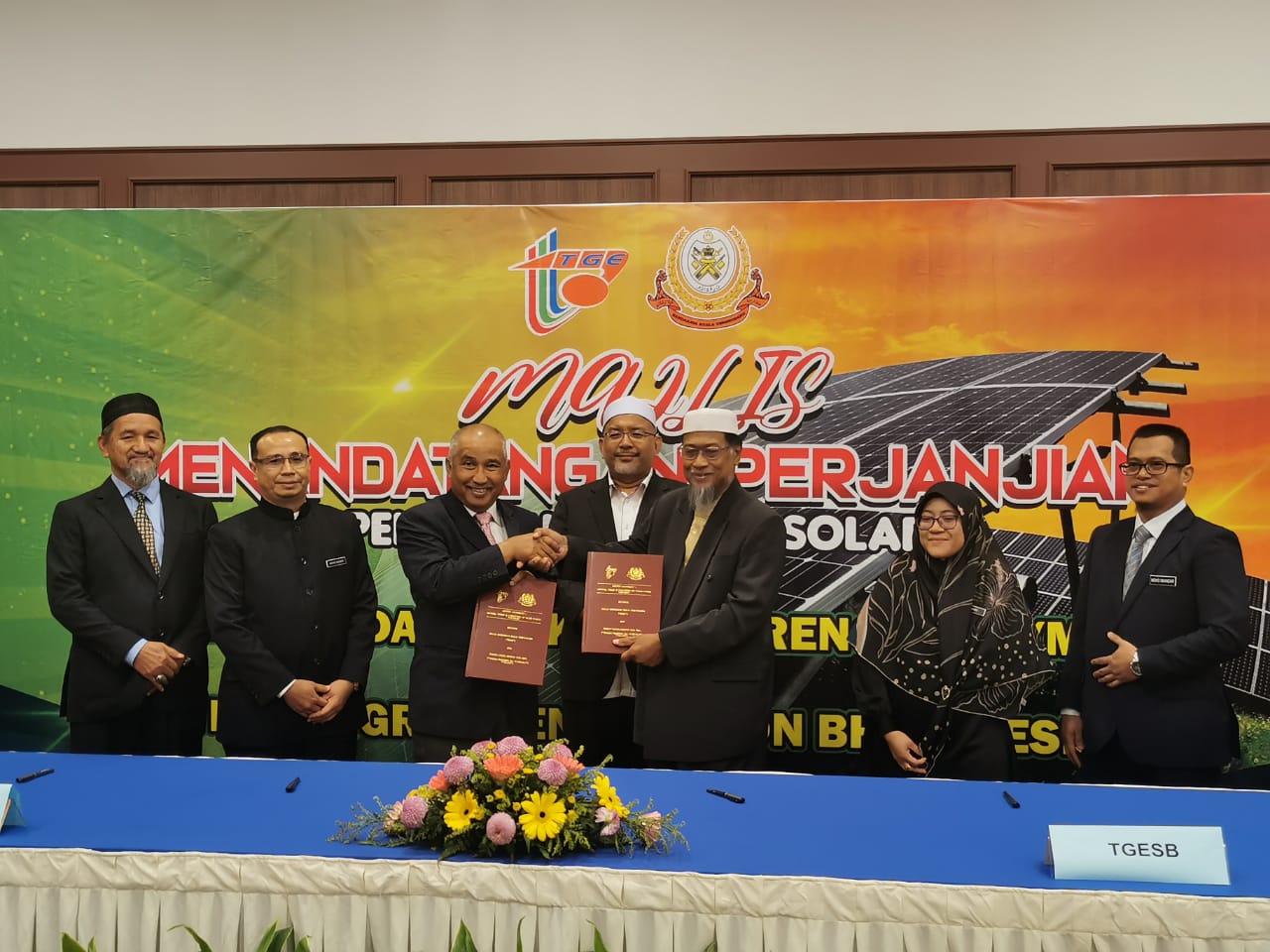 东:瓜登市政厅向登州子公司TESDEC绿色能源私人有限公司购买 太阳能系统,率先在市政厅7座建筑物安装太阳能板。