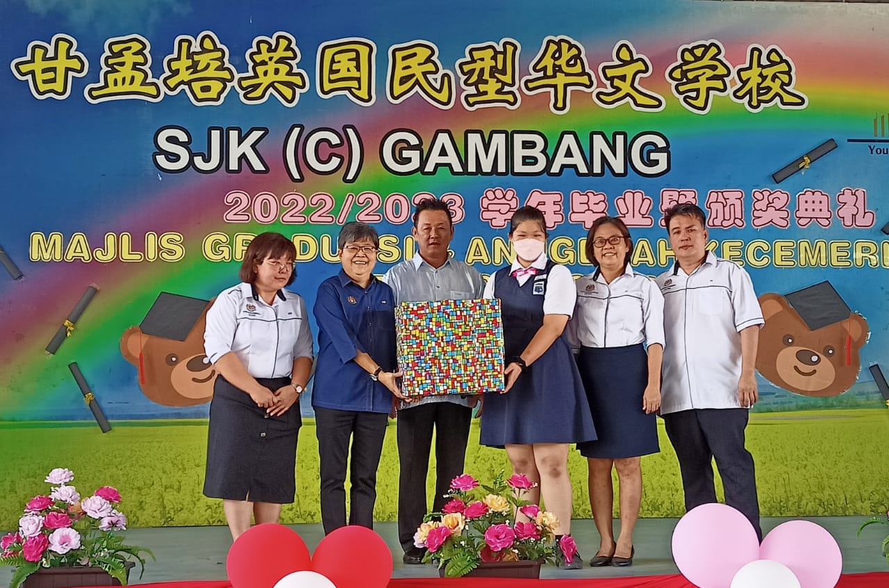 东：甘孟培英华小毕业礼