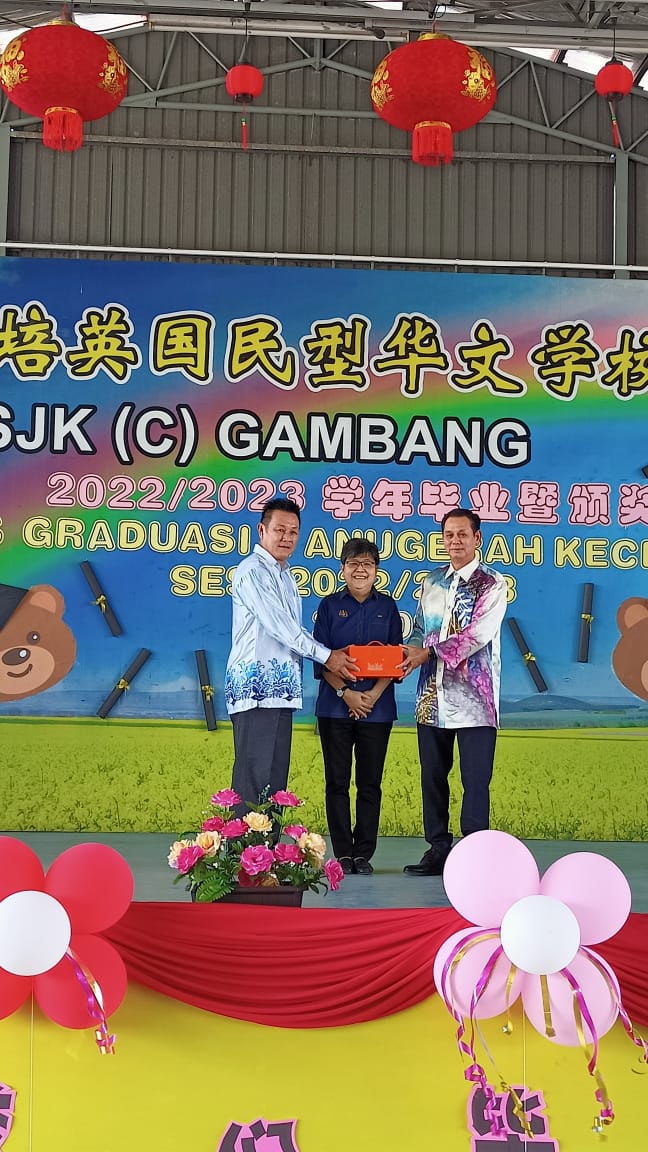 东:甘孟培英华小毕业礼