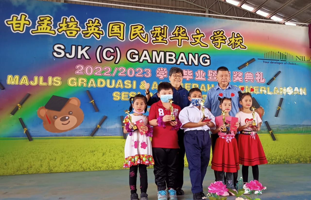 东：甘孟培英华小毕业礼