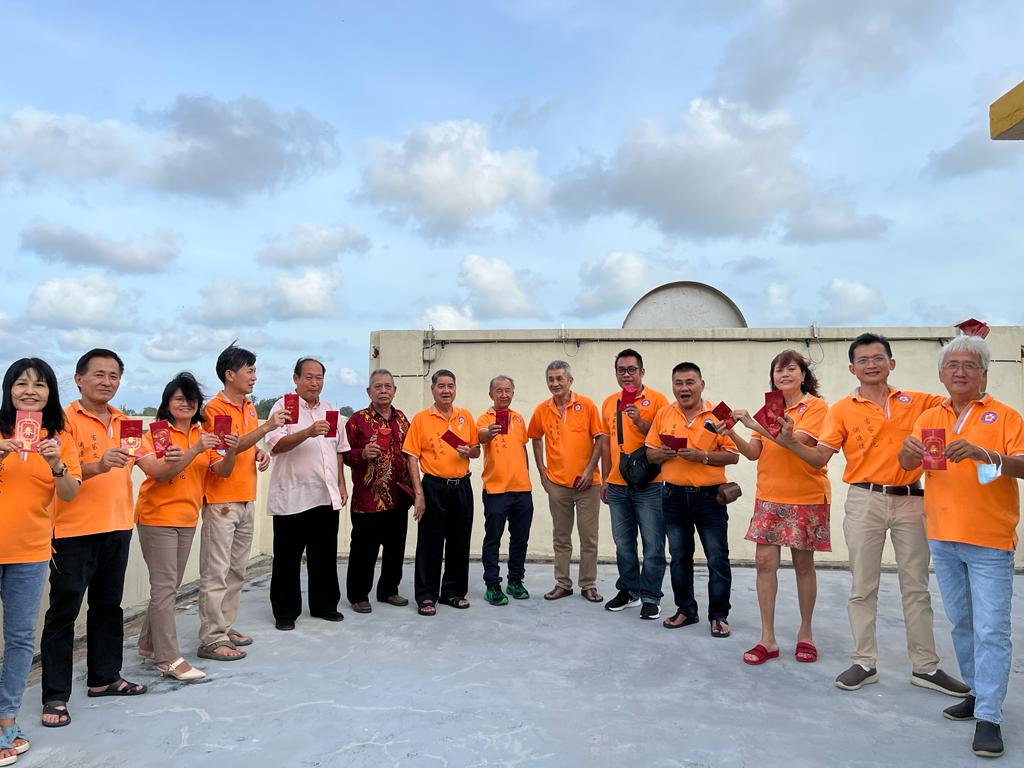 东:甘马挽客家公会欢庆补天穿,全体理事抛年糕