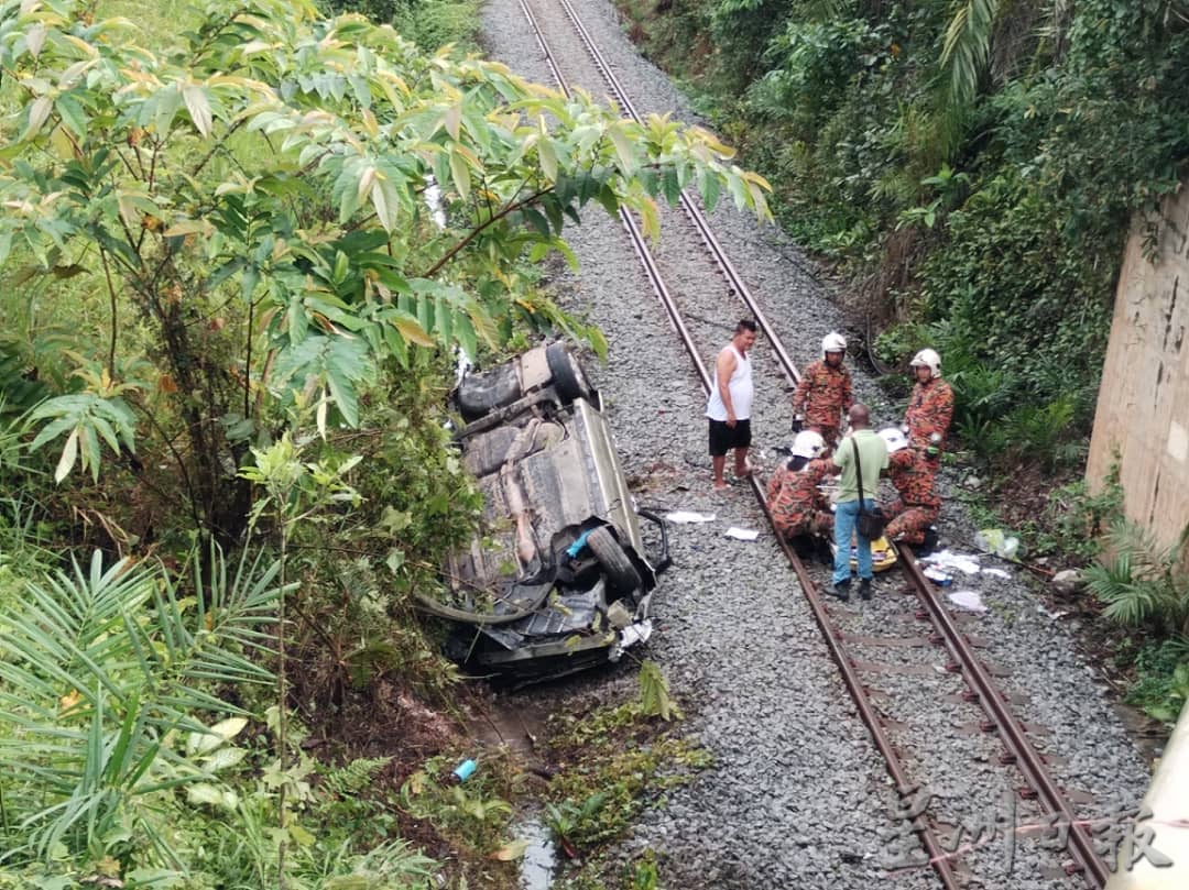 东：百乐县明光义山处，发生骇人的汽车从道路坠落下火车轨道上。