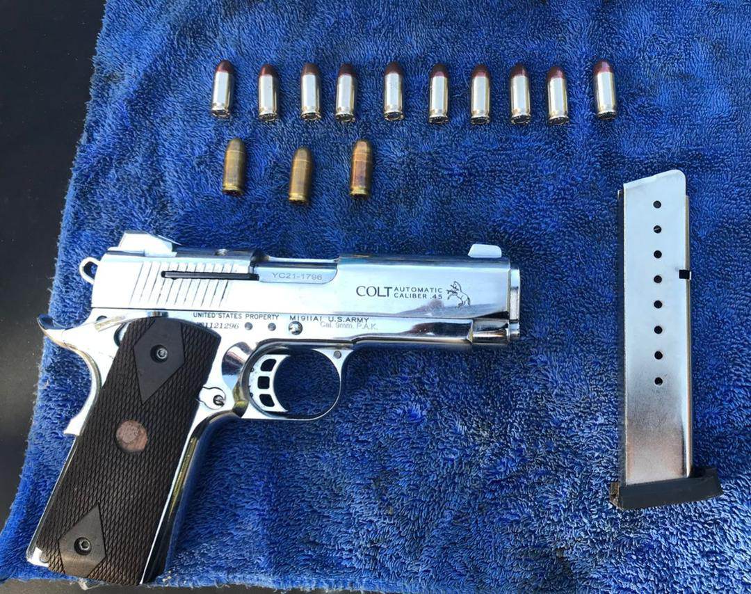 东:警方追查关丹一宗威胁案而在丹州马樟县扣留了2名男子,并起获一把手枪和子弹。