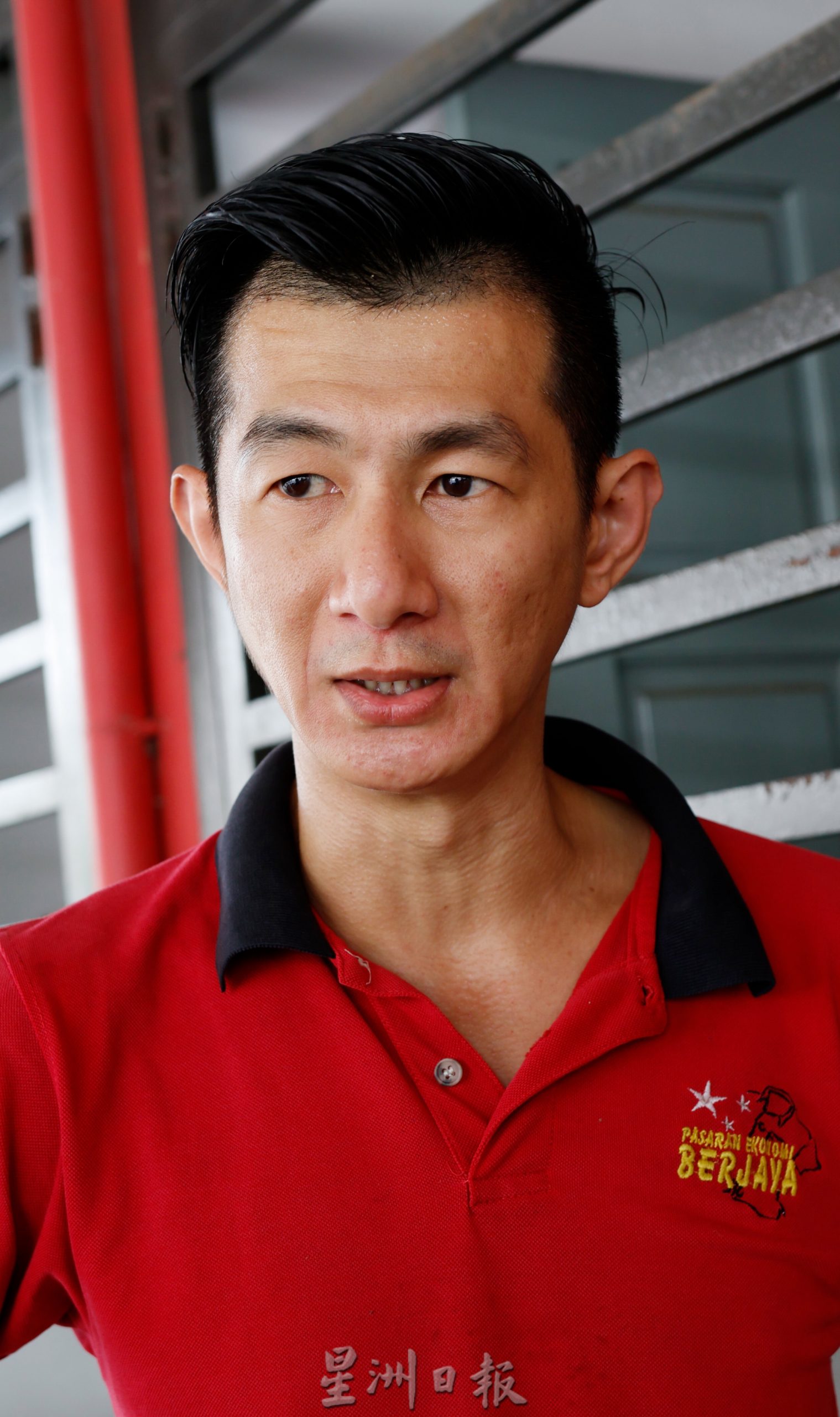 东:赶在斋戒月之前办妥,家长提前为孩子采购校服及开学用品。