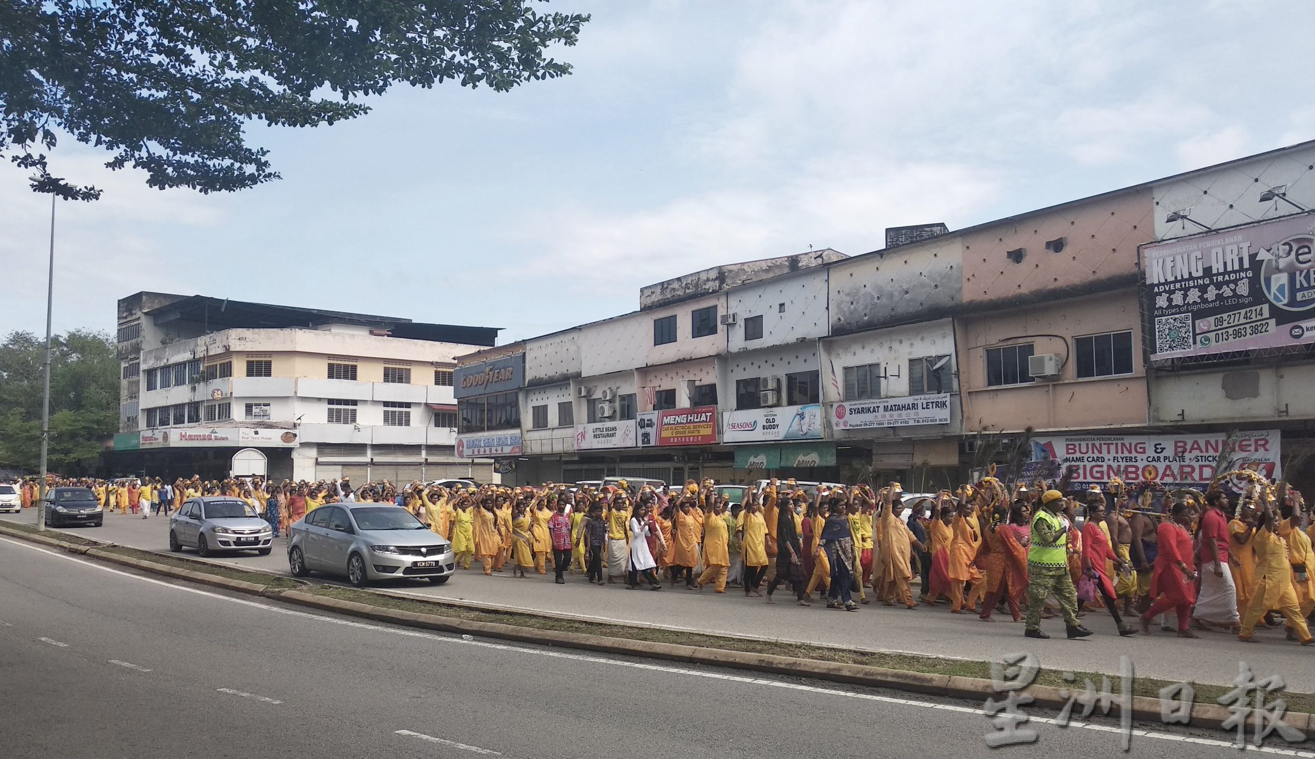 东:配合一年一度的大宝森节到来,文德甲兴都教徒周日早上在文德甲 市区进行了游行和庆典活动。
