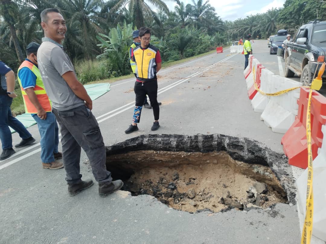 东:金马扬水灾情况,导致通往双溪镭10号联邦道路,靠近金马扬丽景花园处的路旁大沟严重崩裂,以及附近再出现大洞。公共工程局为了安全起见,决定封路,居民受促改道。