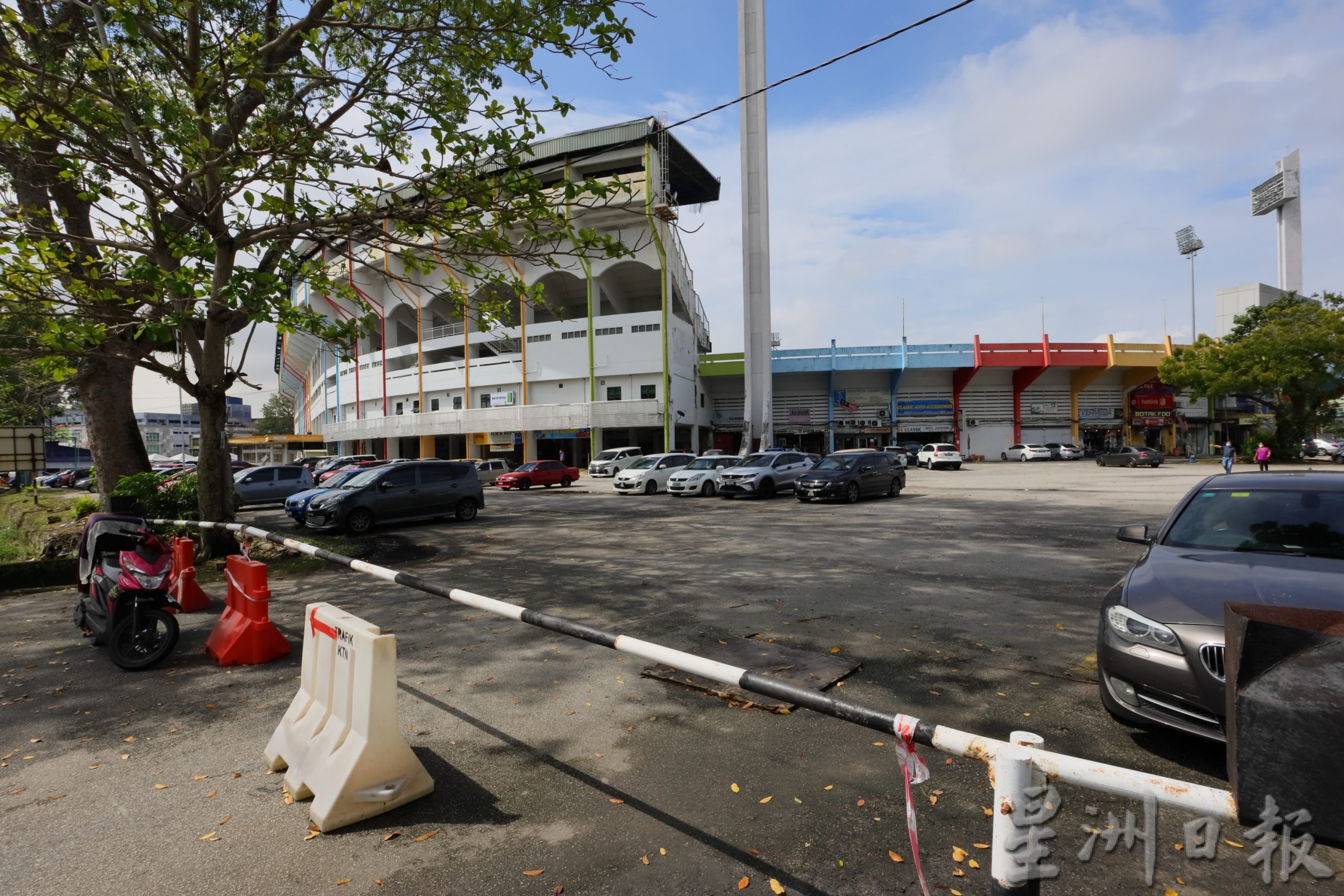 马目体育场商家抗议泊车系统只允扣账卡付费,顾客流失、生意爆跌80%。