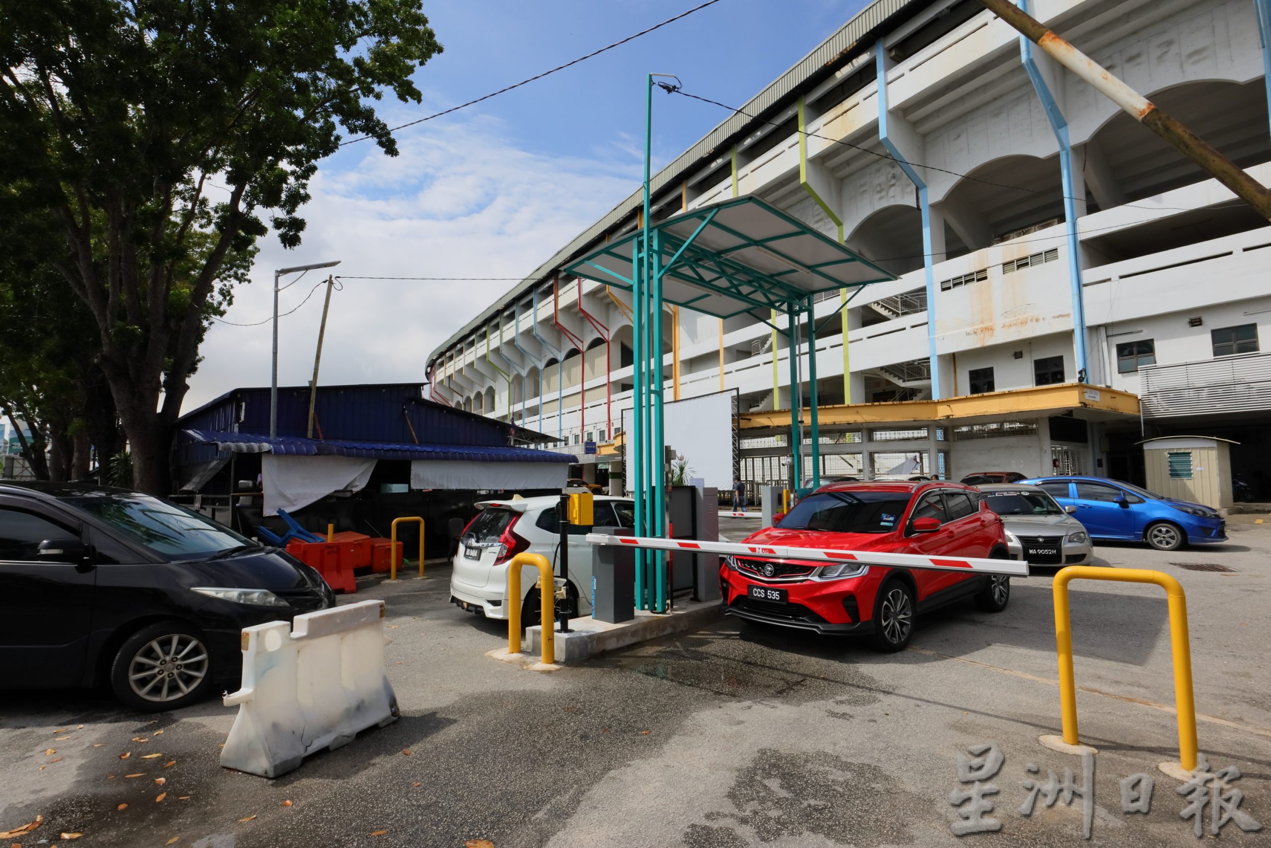 马目体育场商家抗议泊车系统只允扣账卡付费,顾客流失、生意爆跌80%。