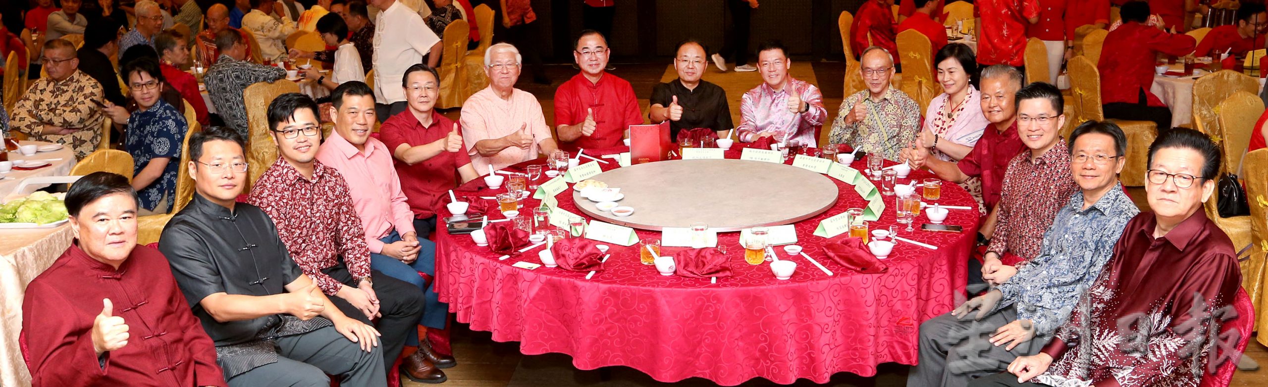 中国大使和倪可敏亮灯 怡“坝罗德坊”牌楼落成