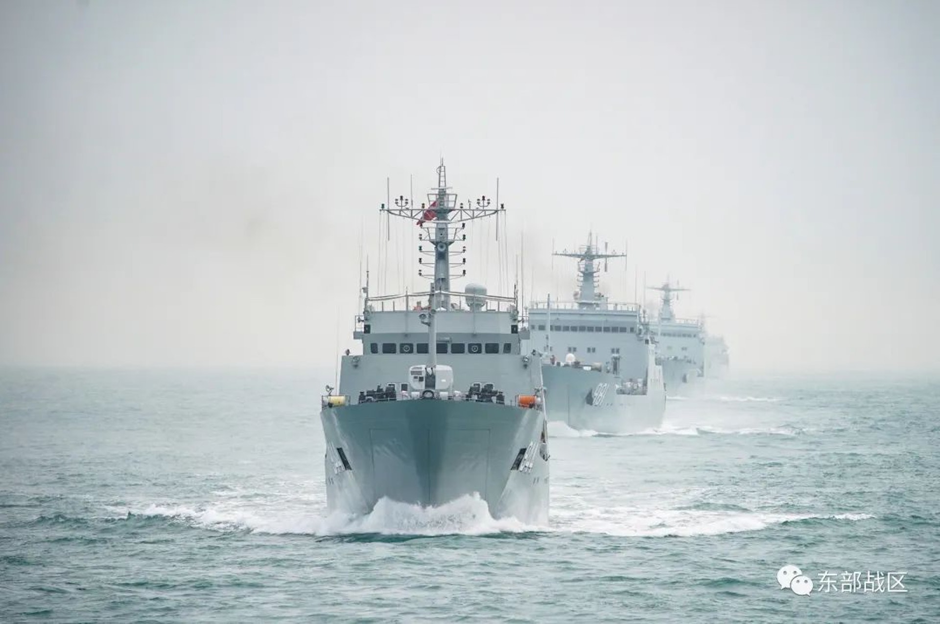 中国解放军东部战区舰艇编队演练抢滩登陆