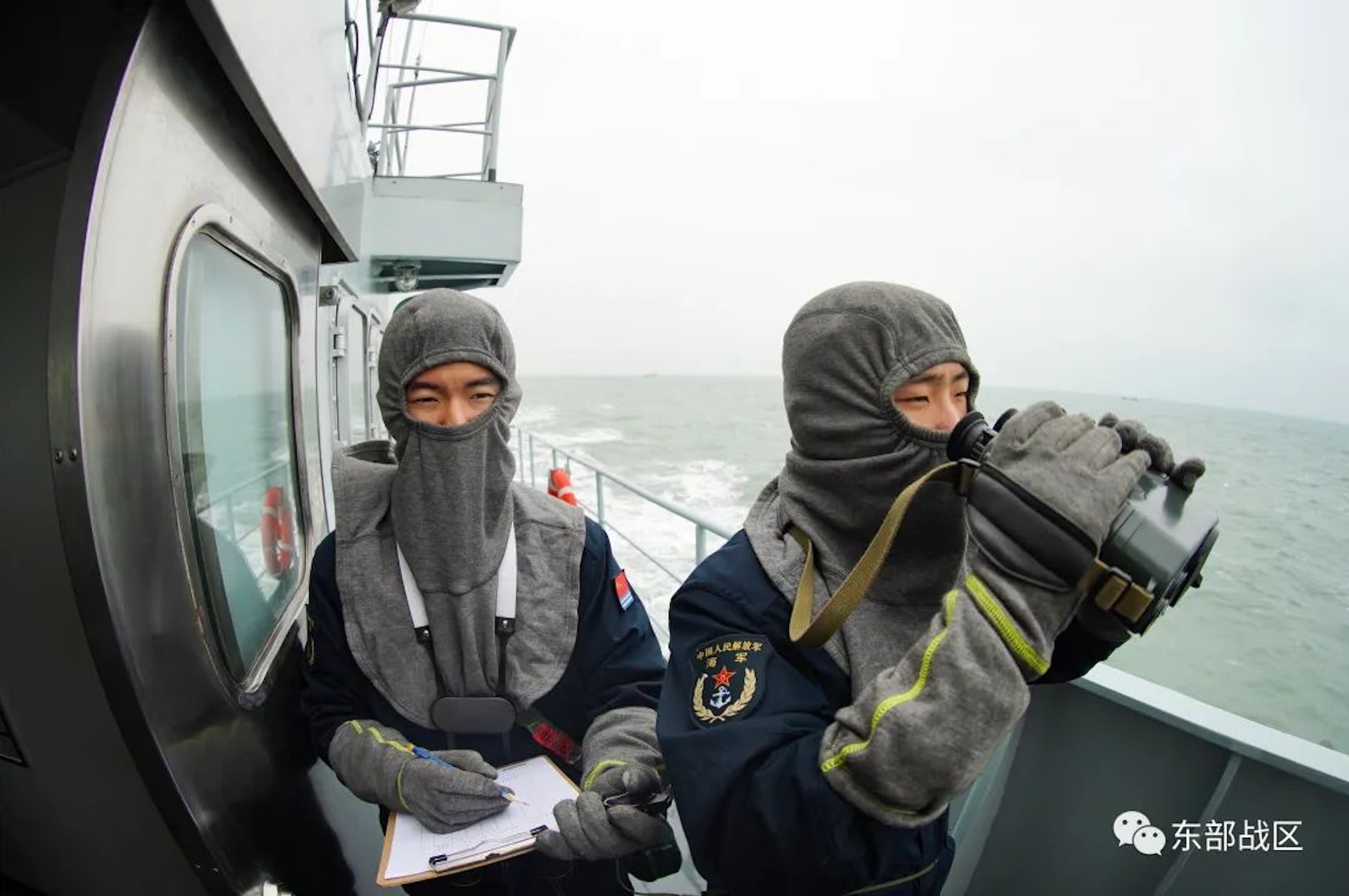 中国解放军东部战区舰艇编队演练抢滩登陆