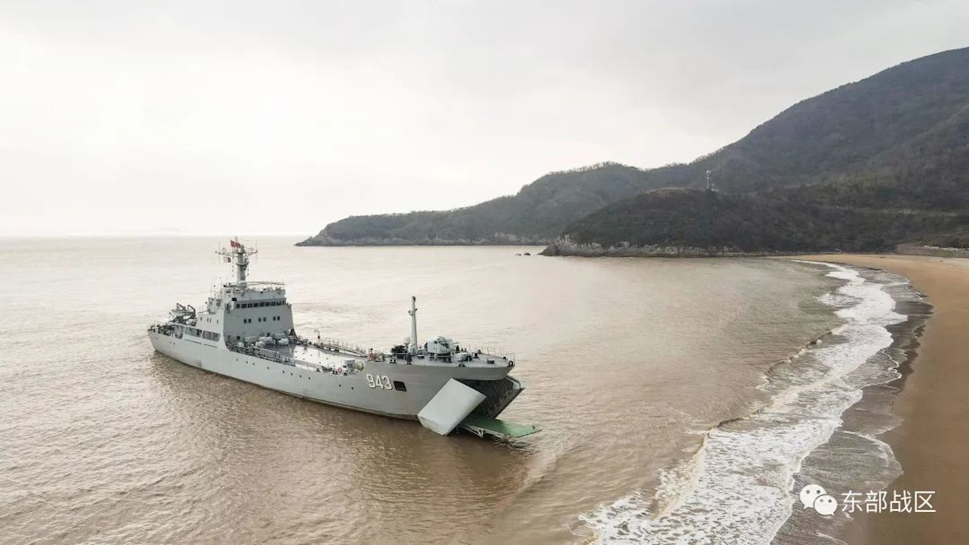 中国解放军东部战区舰艇编队演练抢滩登陆