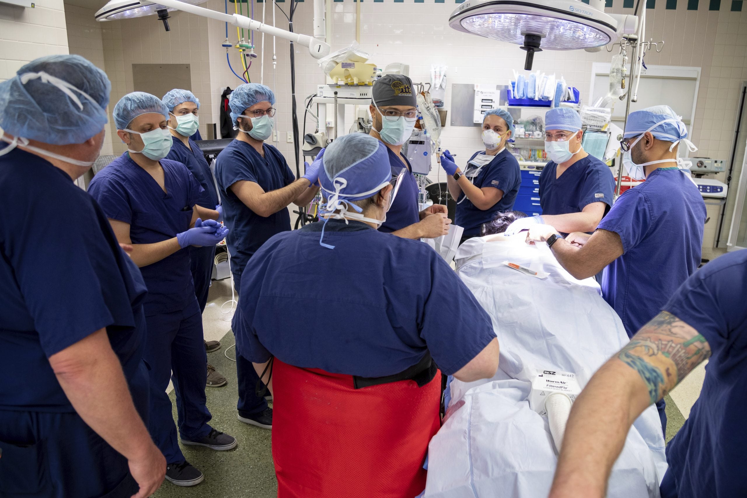 中风瘫痪者福音!脊椎植入电极 手臂“重生”能切牛排