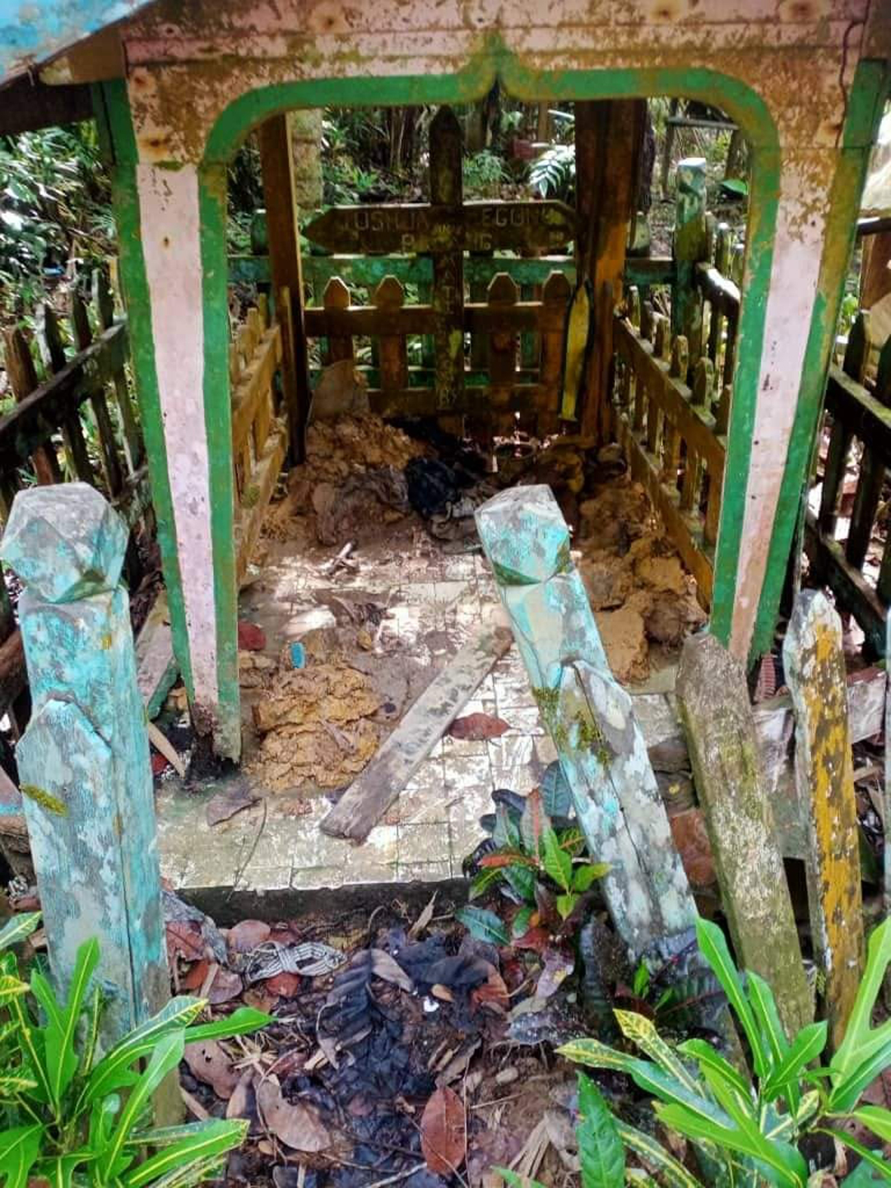 丹土著墓园约30坟被毁 棺木拉出遗骸外露四散