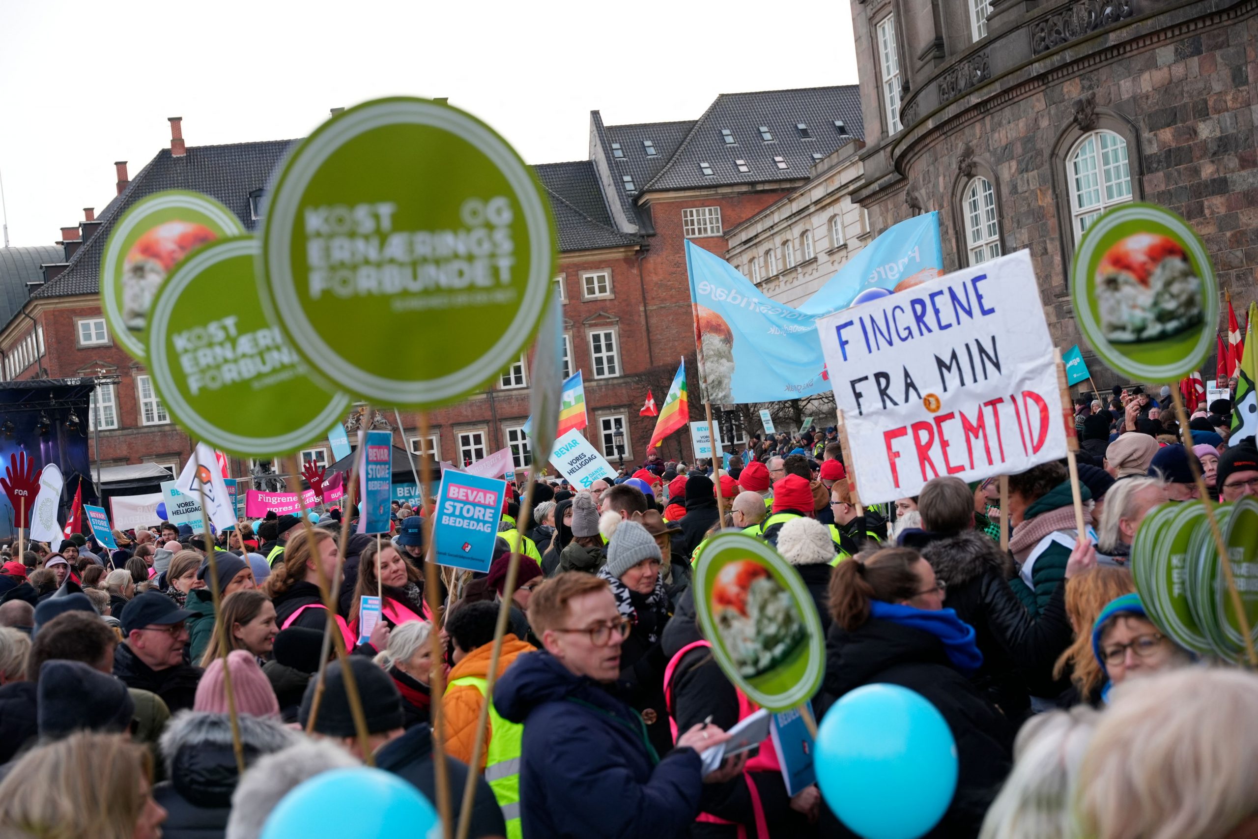 丹麦拟取消一天公假应付军事支出 触发公众示威