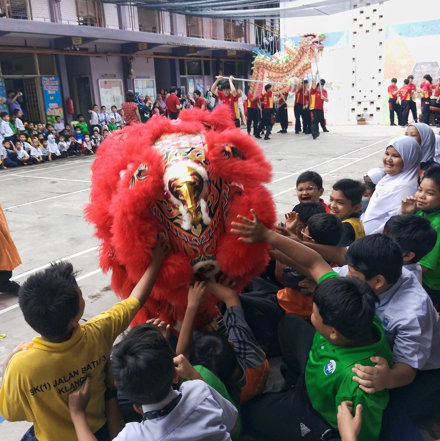 跨族群交流巴生光华独中龙狮队到国小表演