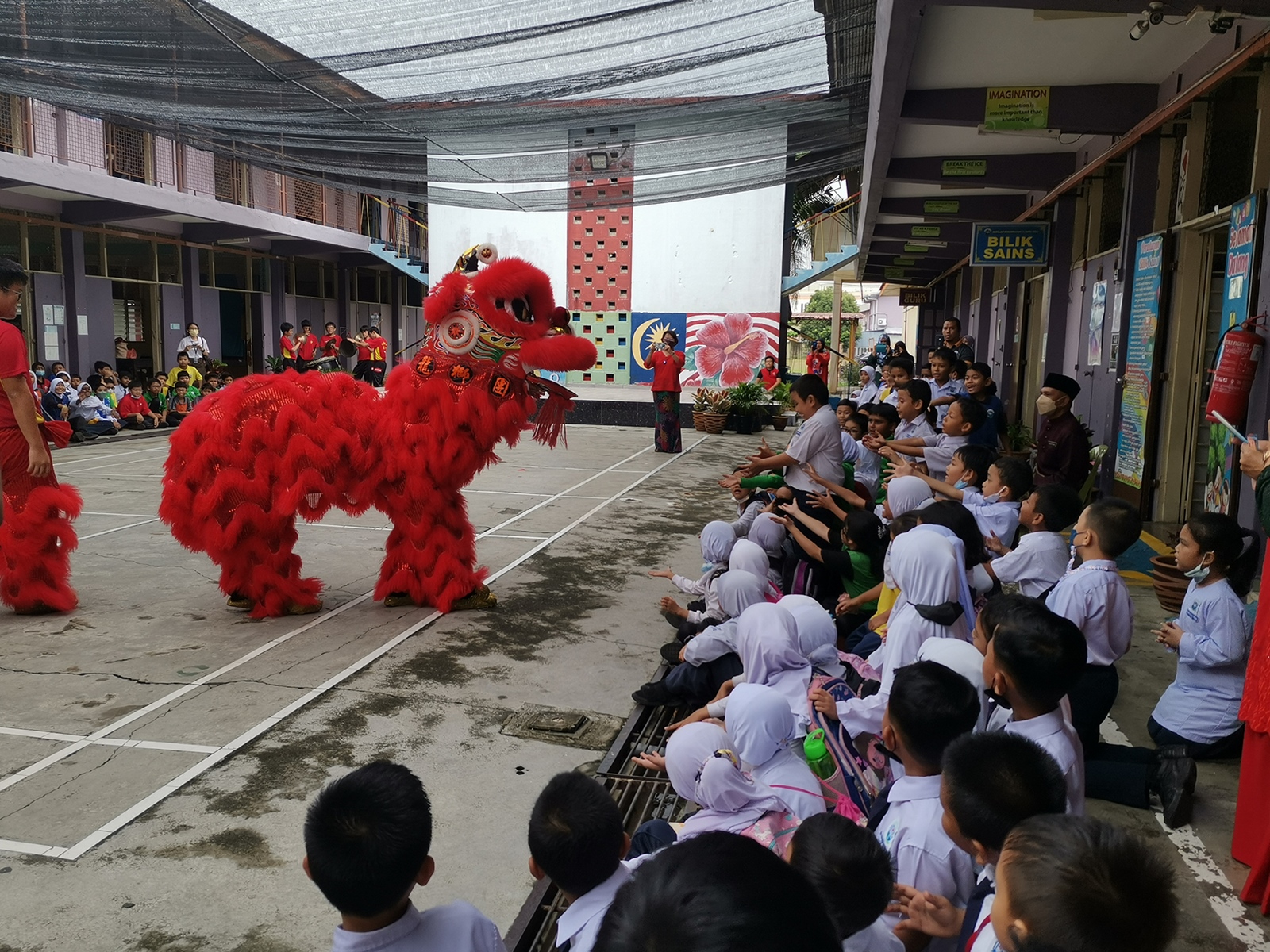 跨族群交流巴生光华独中龙狮队到国小表演